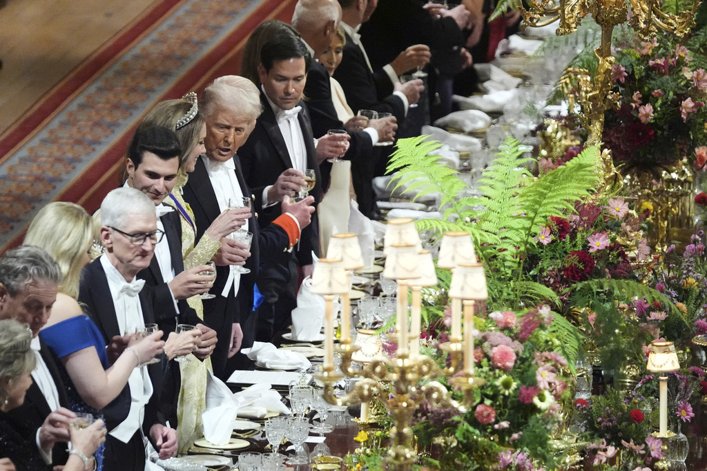 Galleria foto 'Trump a Londra, la cena di gala a Windsor e i look di Melania e della principessa Kate: le foto' - foto 7