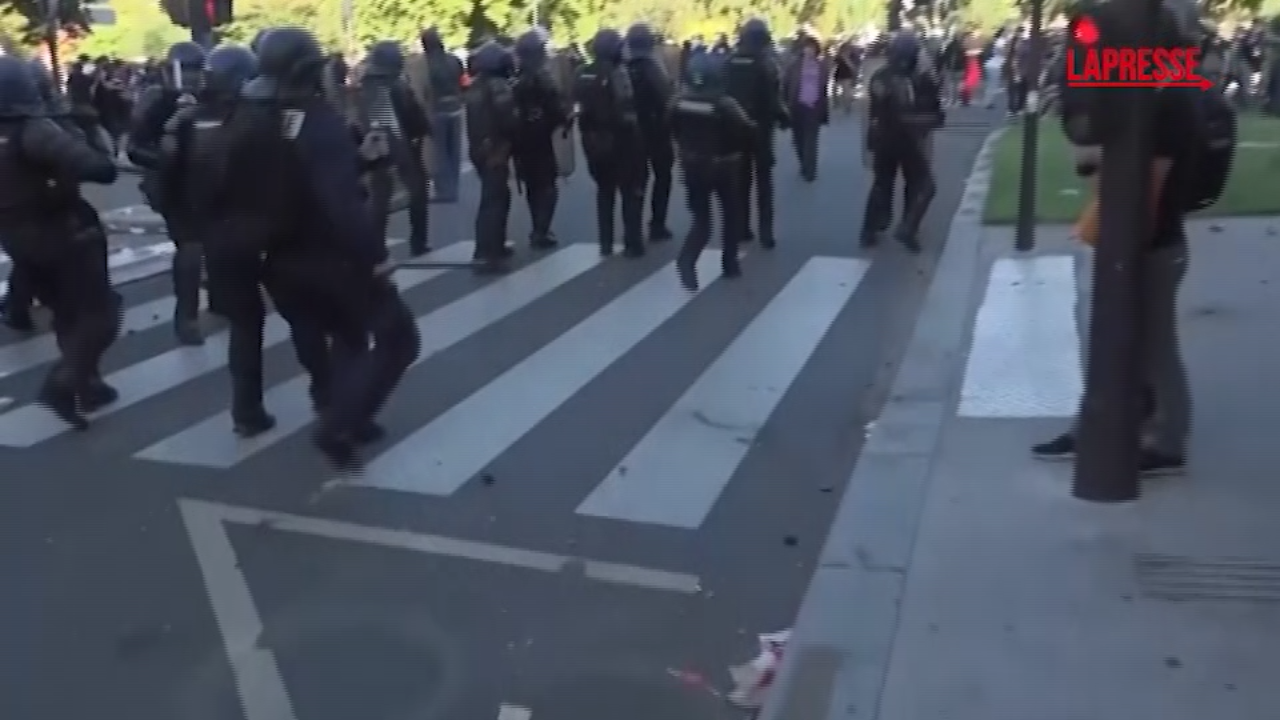 francia scontri alla manifestazione contro la manovra