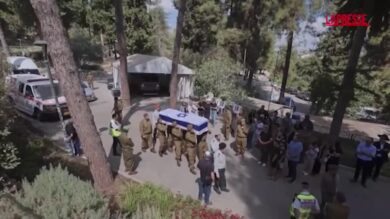 Israele, a Gerusalemme i funerali di uno dei due soldati uccisi al valico con la Giordania