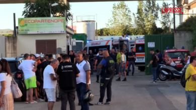 Marcianise, esplosione in un'azienda di rifiuti: ambulanze e polizia sul luogo della tragedia