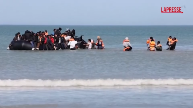 Canale della Manica, decine di migranti accalcati su un gommone tentano la traversata