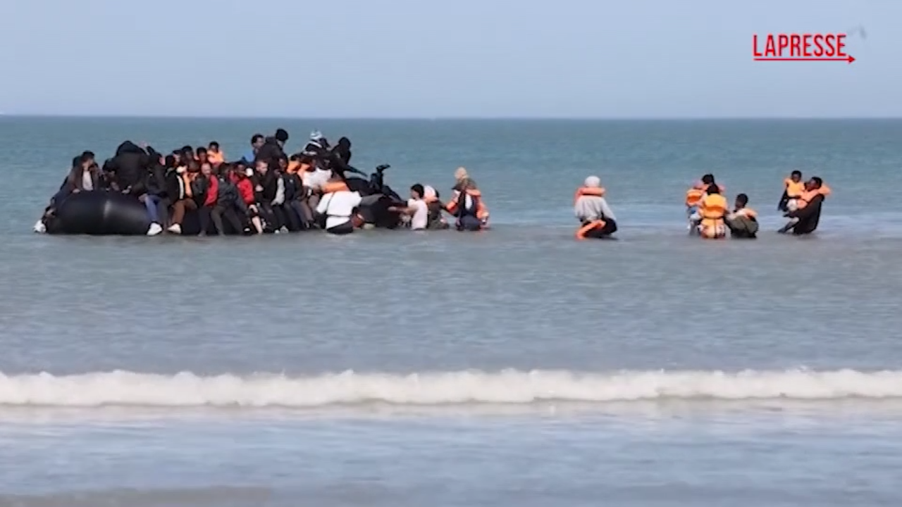 Canale della Manica, decine di migranti accalcati su un gommone tentano la traversata