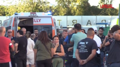 Marcianise, esplosione in azienda: la disperazione dei parenti delle vittime