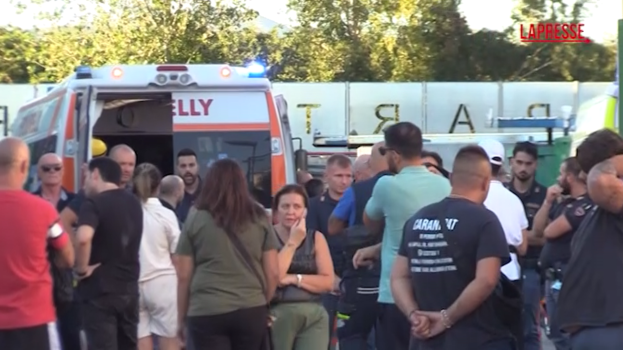 Marcianise, esplosione in azienda: la disperazione dei parenti delle vittime Marcianise, esplosione in azienda: la disperazione dei parenti delle vittime