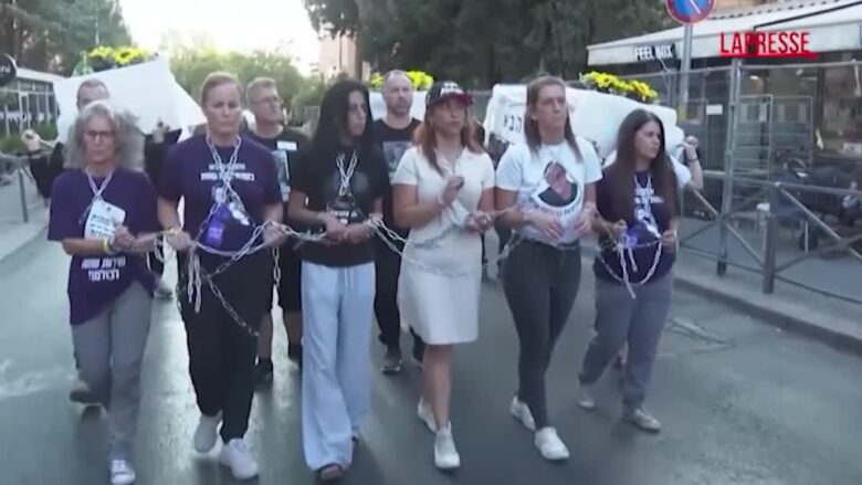 Gaza, madri di soldati e ostaggi si incatenano davanti alla residenza di Netanyahu a Gerusalemme