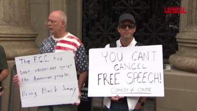 Usa, sostenitori di Jimmy Kimmel si riuniscono davanti allo studio del conduttore tv a Hollywood