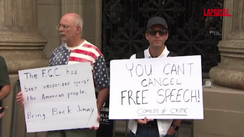 Usa, sostenitori di Jimmy Kimmel si riuniscono davanti allo studio del conduttore tv a Hollywood