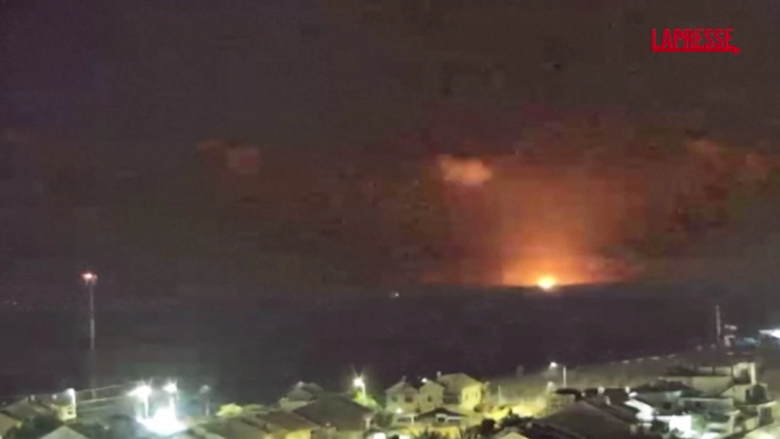 Prosegue l'offensiva israeliana a Gaza, esplosioni sopra lo skyline della Striscia