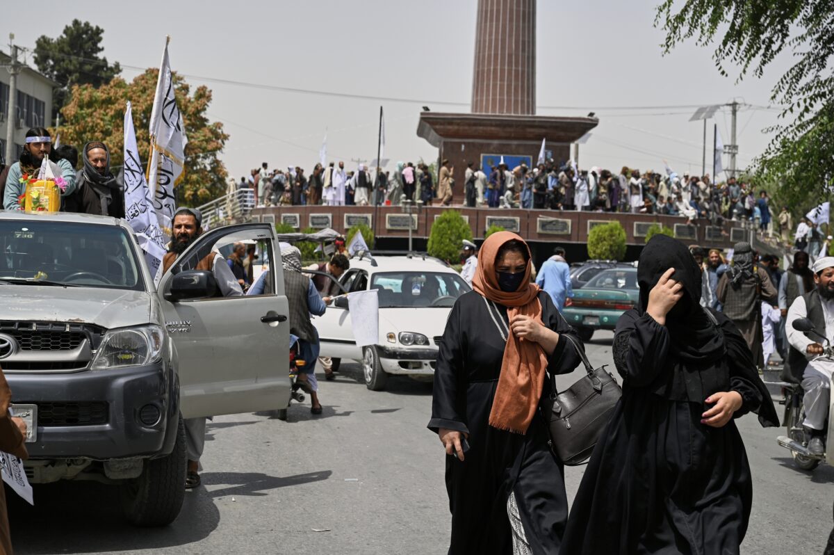 Afghanistan, talebani vietano libri scritti da donne nelle università