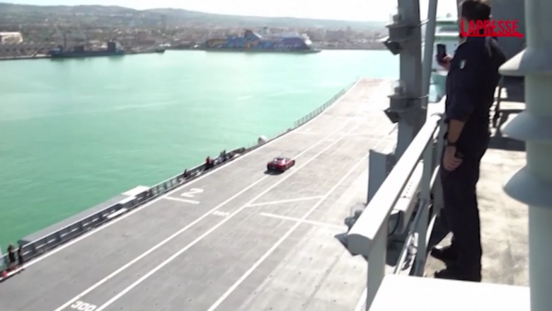 Auto, record mondiale di velocità con una Ferrari a bordo di Nave Trieste