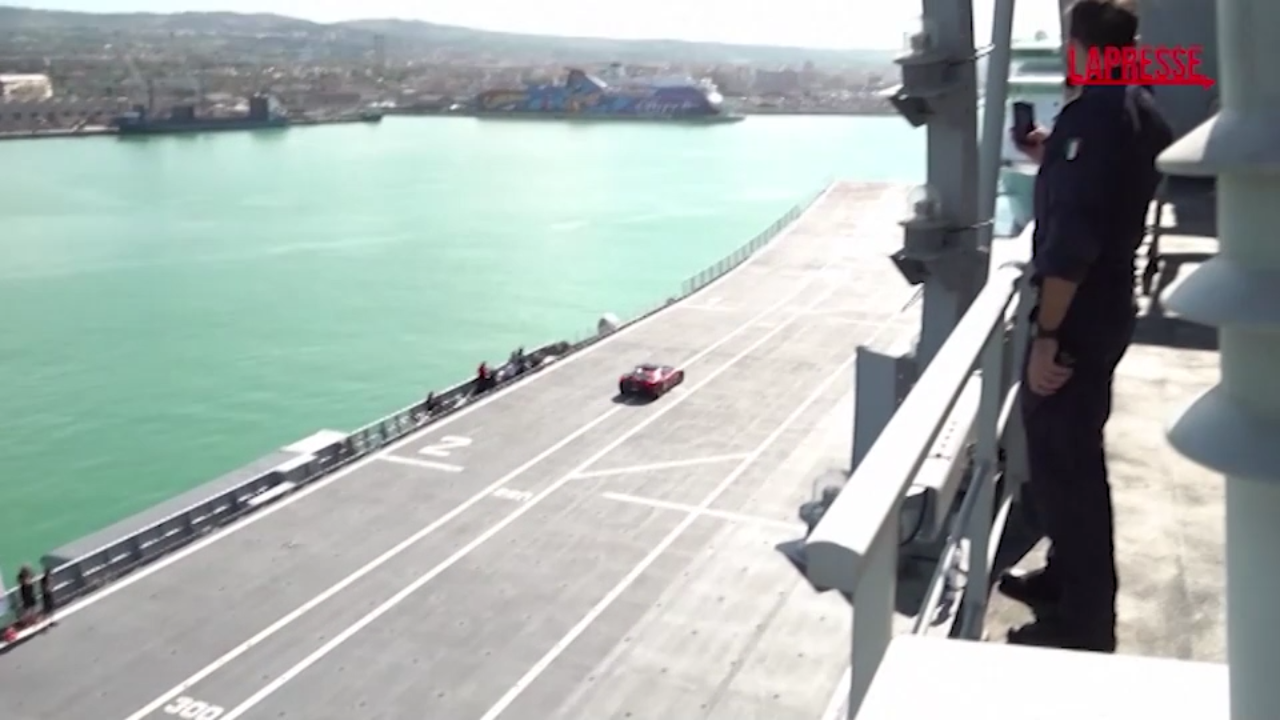 auto record mondiale di velocit224 con una ferrari a bordo di nave trieste