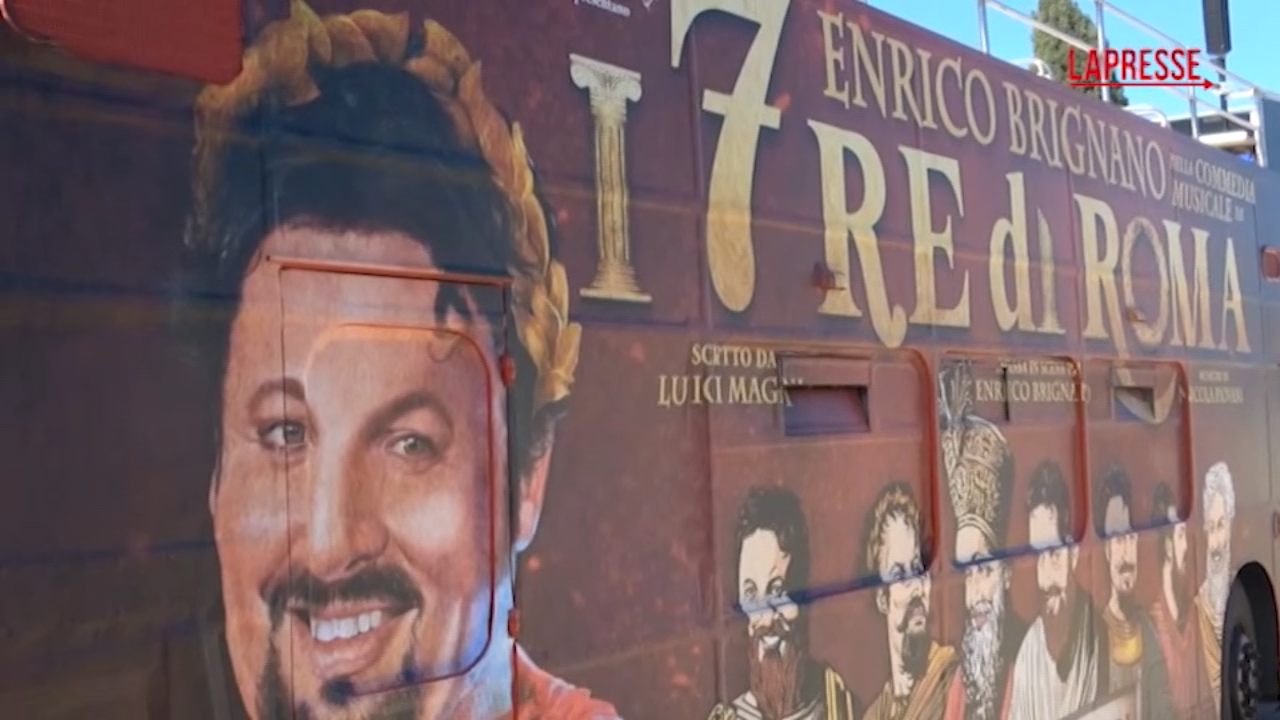 Teatro, Enrico Brignano in tour a bordo di un bus scoperto per promuovere 