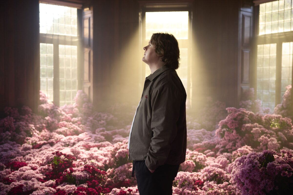 Lewis Capaldi, tour e nuovo singolo: esce “Something in the heavens”