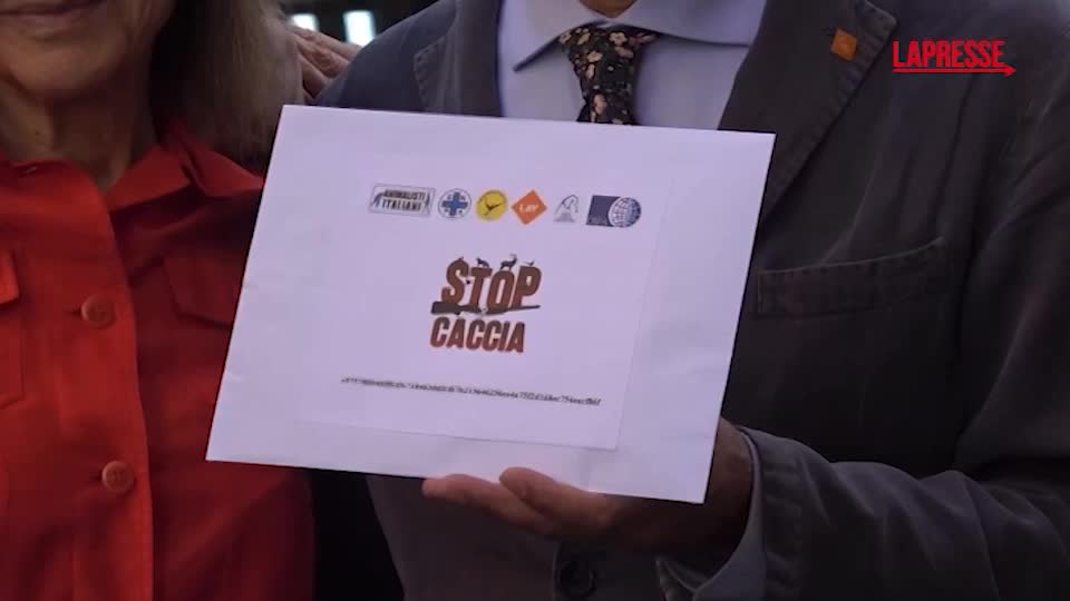 Animali, consegnate al Senato 53mila firme per abolire la caccia in Italia