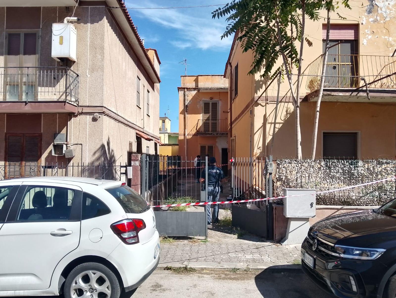 Latina, donna trovata morta in casa: ipotesi omicidio Latina, donna trovata morta in casa: ipotesi omicidio