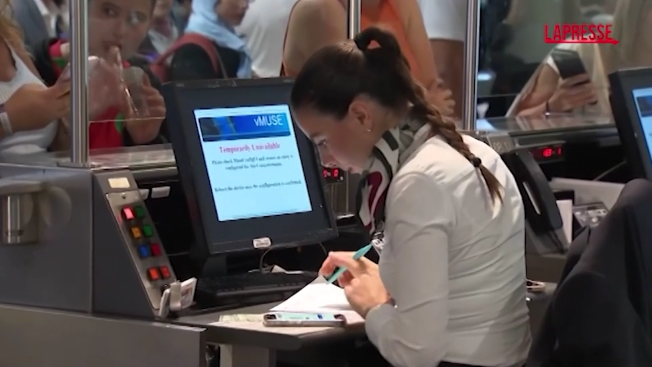 Cyberattacco: caos all’aeroporto Bruxelles, centinaia di passeggeri in attesa di informazioni