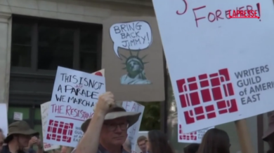 Jimmy Kimmel, a New York la protesta degli sceneggiatori a sostegno del celebre conduttore