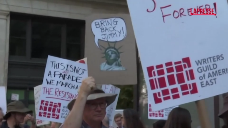 Jimmy Kimmel, a New York la protesta degli sceneggiatori a sostegno del celebre conduttore