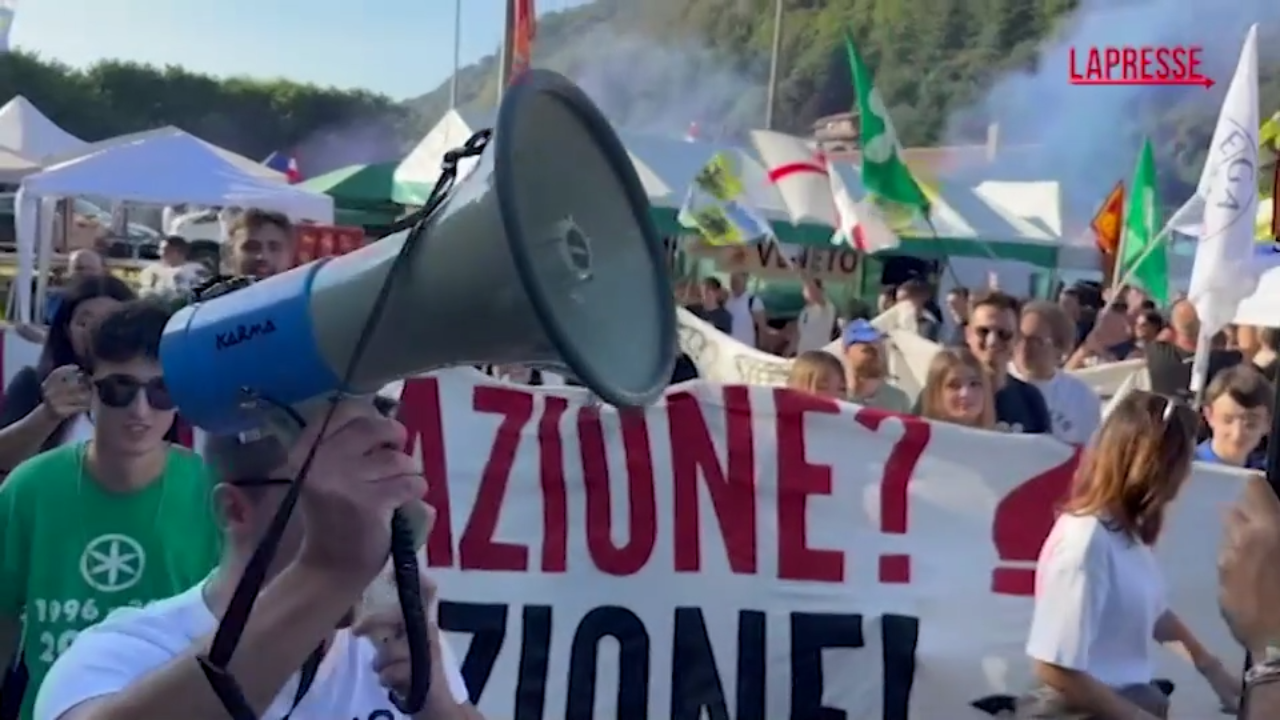 Lega, i giovani a Pontida: cori contro Forza Italia e Calenda