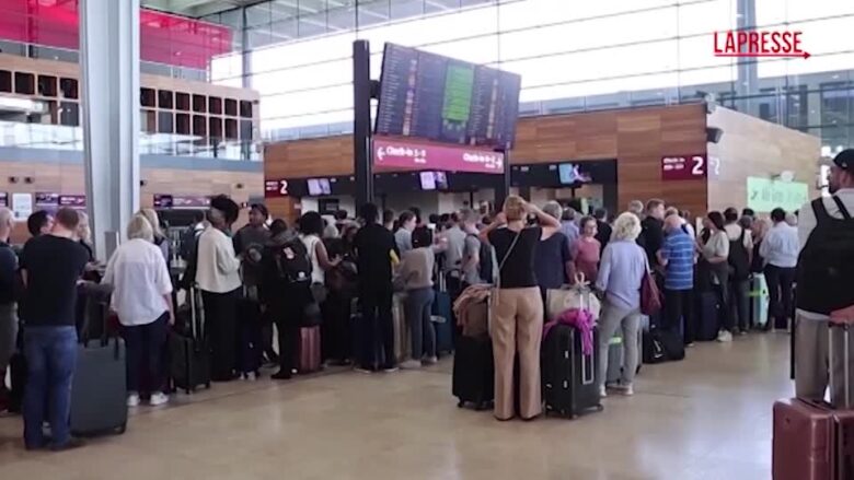 Cyberattacco, problemi tecnici anche a Berlino-Brandeburgo: il caos all'aeroporto tedesco