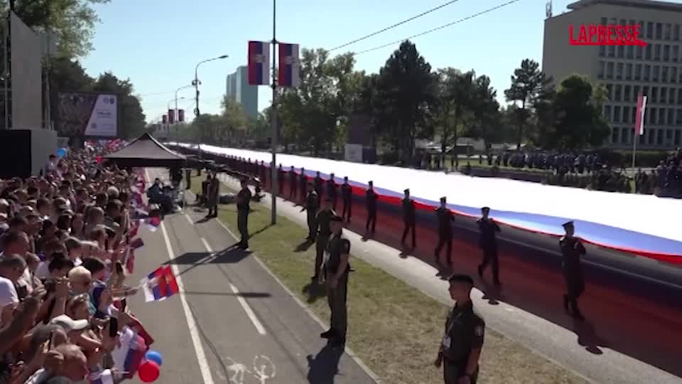 Serbia, maxi parata militare a Belgrado con oltre 10mila soldati Serbia, maxi parata militare a Belgrado con oltre 10mila soldati
