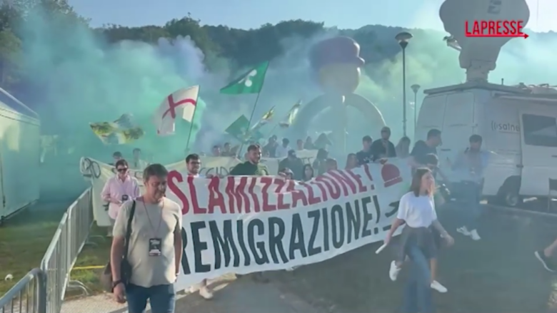 Lega, l'arrivo dei giovani a Pontida tra cori e striscioni