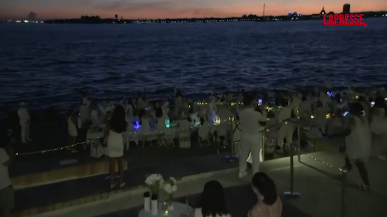 new york pi249 di 2 mila persone a lower manhattan per le d238ner en blanc