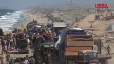 Gaza, continua l'esodo verso il sud della Striscia: la lunga carovana sulla spiaggia