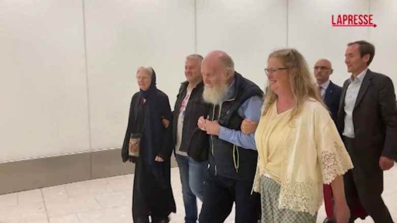 Londra, atterrati i coniugi britannici rilasciati dopo 7 mesi di carcere in Afghanistan