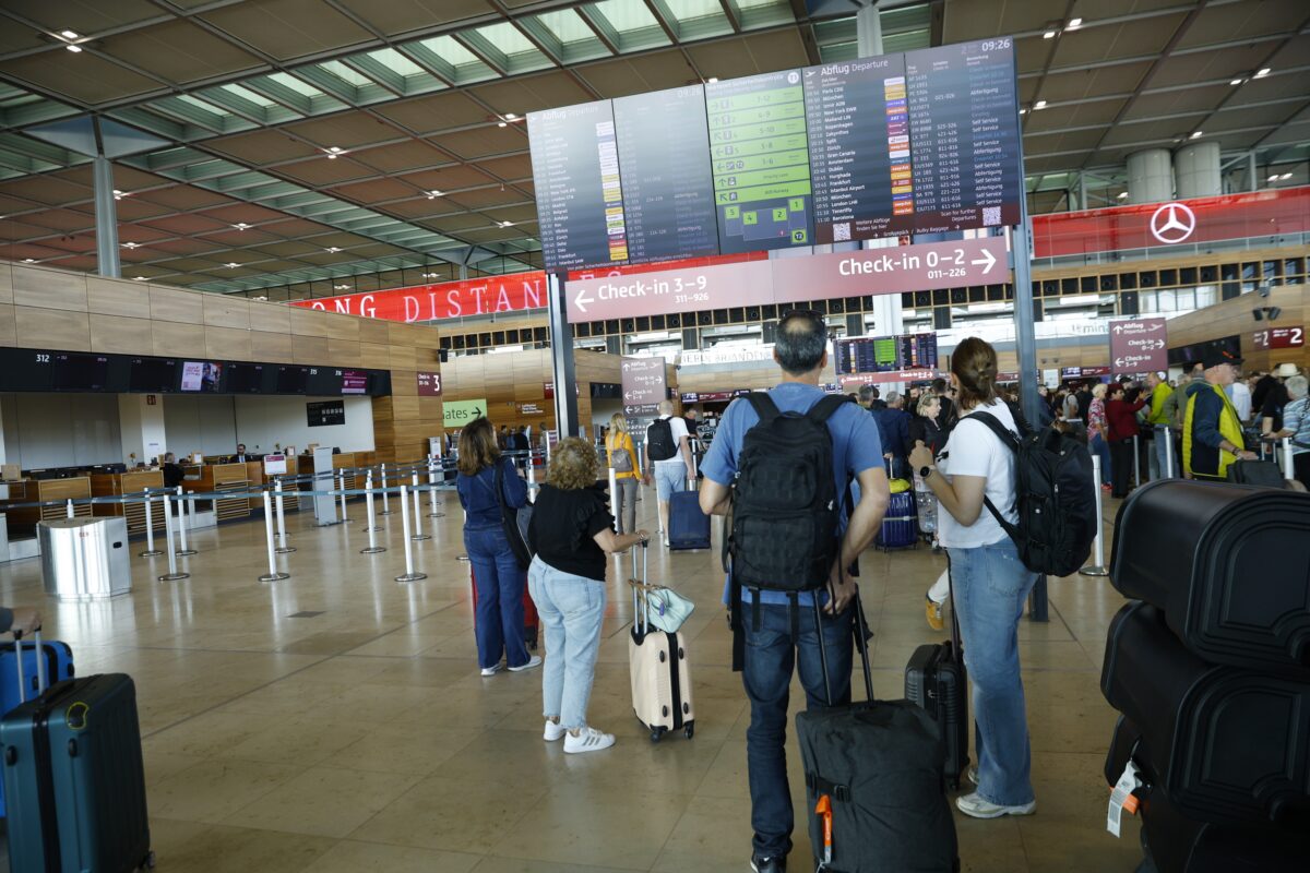 cyberattacco agli aeroporti europei voli cancellati e ritardi per check in e imbarco
