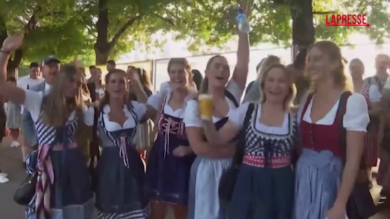Oktoberfest, aprono i cancelli a Monaco: la corsa della folla alla festa della birra