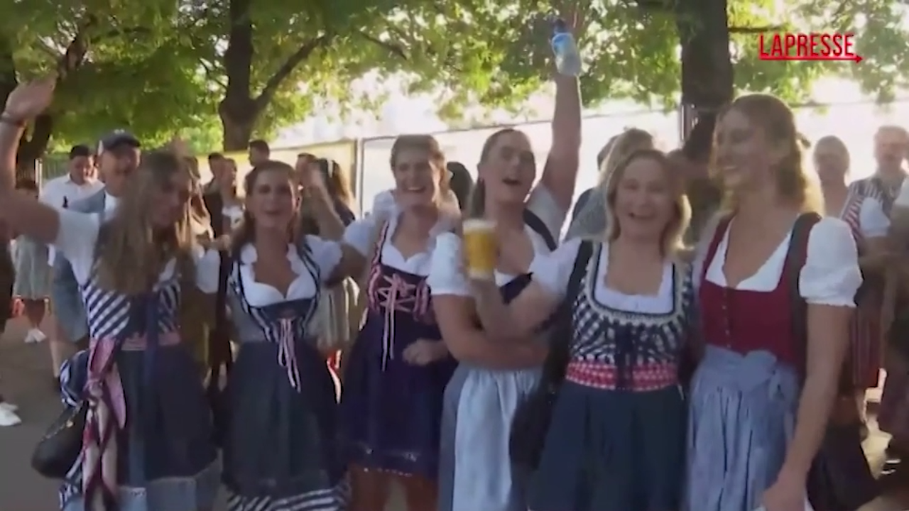 oktoberfest aprono i cancelli a monaco la corsa della folla alla festa della birra