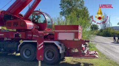 Ascoli, mietitrebbia si ribalta dopo incidente: vigili del fuoco al lavoro per recuperarla