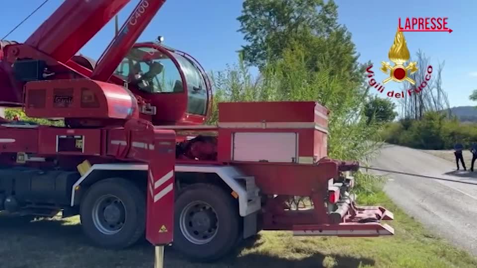 Ascoli, mietitrebbia si ribalta dopo incidente: vigili del fuoco al lavoro per recuperarla Ascoli, mietitrebbia si ribalta dopo incidente: vigili del fuoco al lavoro per recuperarla
