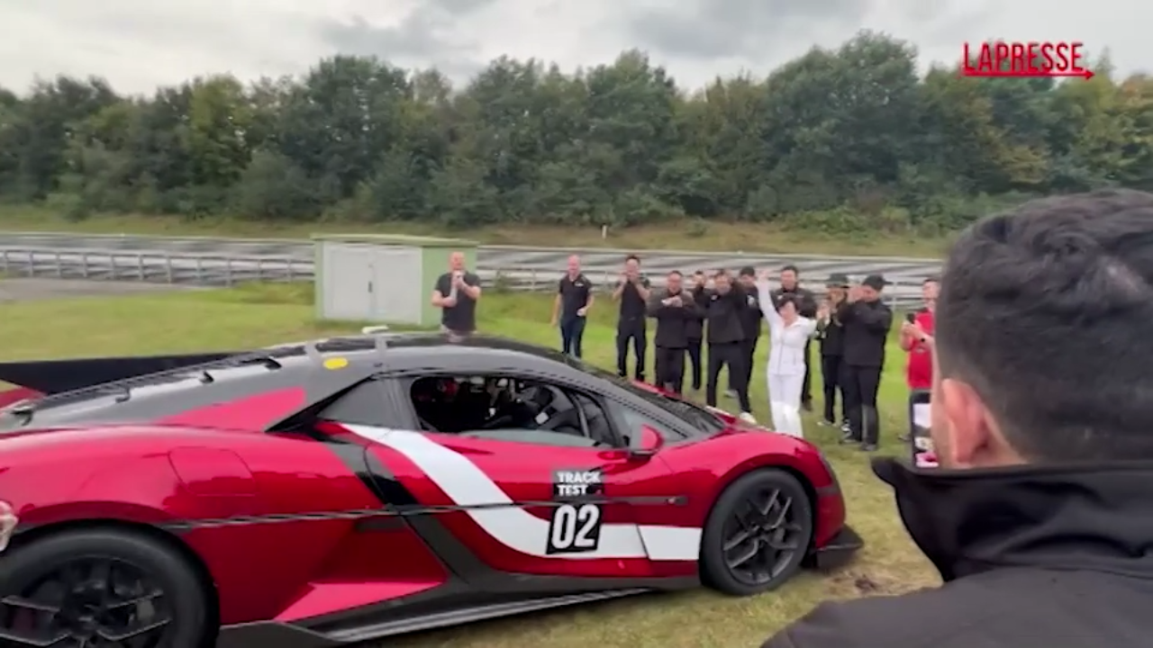 Byd da record, la Yangwang U9 Xtreme vola a 496.22 km/h: i festeggiamenti Byd da record, la Yangwang U9 Xtreme vola a 496.22 km/h: i festeggiamenti
