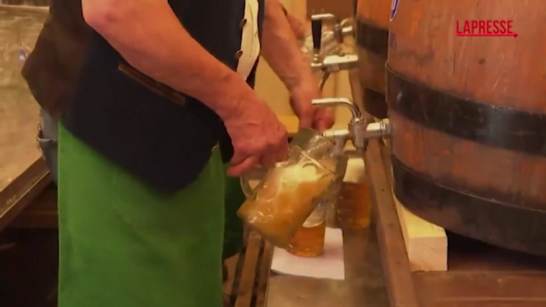 Germania, il via ufficiale all'Oktoberfest con il conto alla rovescia: la birra scorre a fiumi