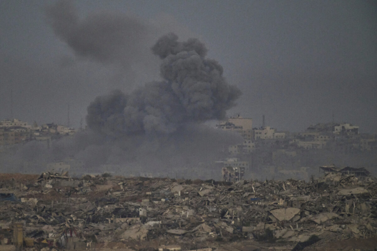 Gaza, bombardamenti dell’Idf: almeno 10 morti. 450mila palestinesi sono già fuggiti Gaza, bombardamenti dell’Idf: almeno 10 morti. 450mila palestinesi sono già fuggiti