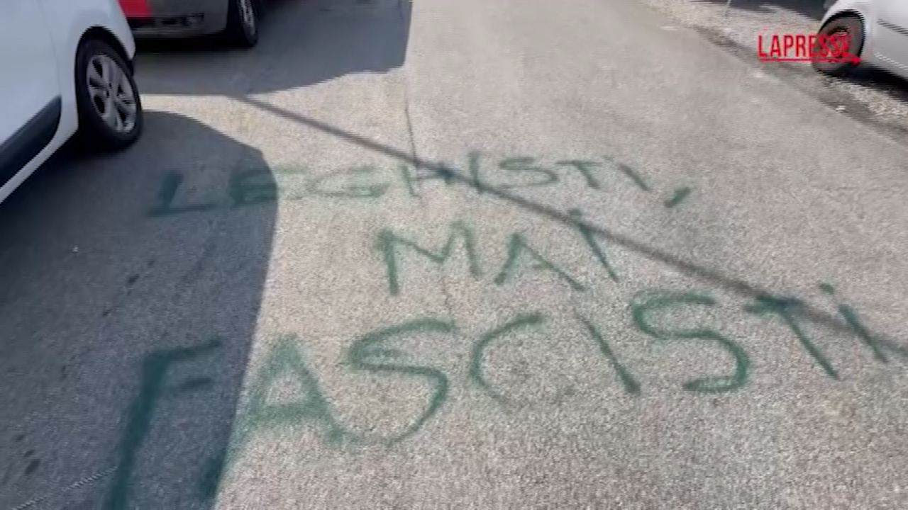 a pontida appare scritta leghisti mai fascisti