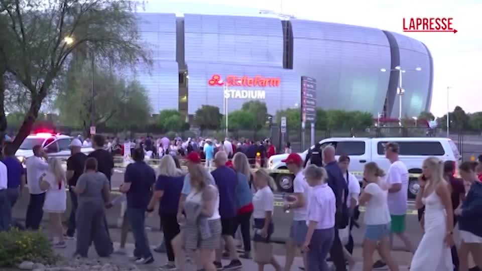 Charlie Kirk, migliaia di persone affluiscono allo stadio di Glendale per le esequie Charlie Kirk, migliaia di persone affluiscono allo stadio di Glendale per le esequie