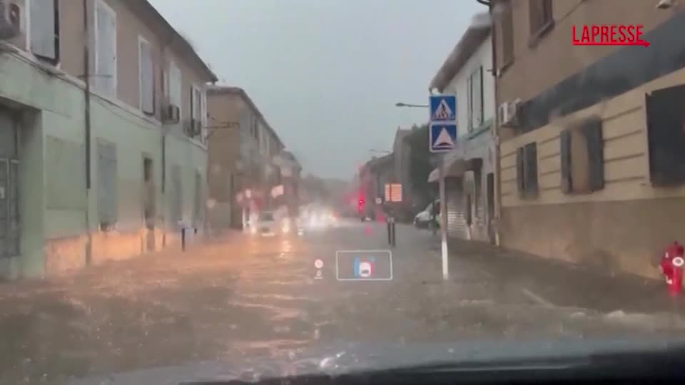 Francia, nubifragio vicino Marsiglia: strade come fiumi Francia, nubifragio vicino Marsiglia: strade come fiumi