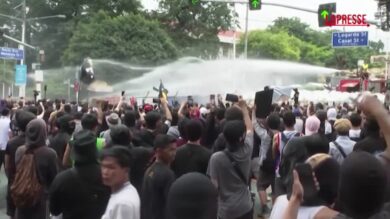 Filippine, scontri in piazza: idranti contro i manifestanti