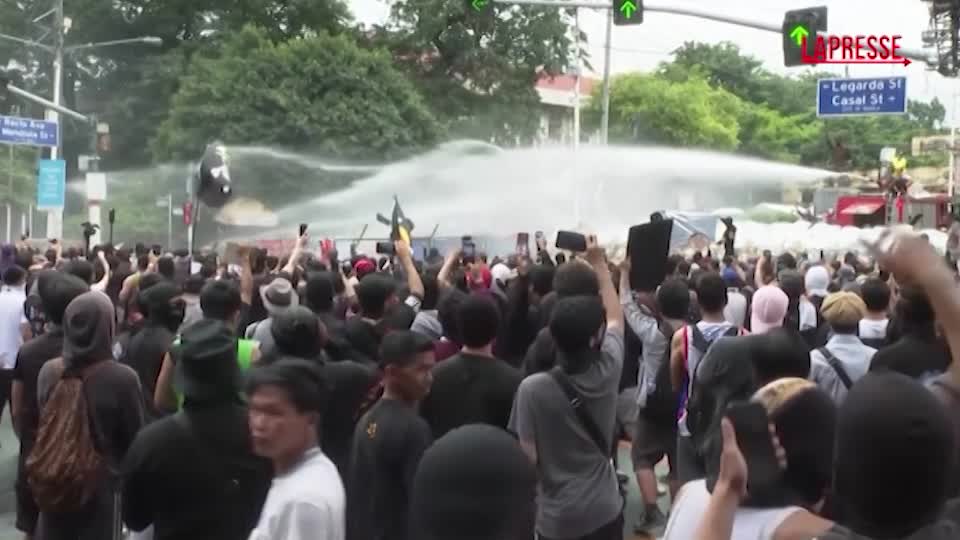 Filippine, scontri in piazza: idranti contro i manifestanti Filippine, scontri in piazza: idranti contro i manifestanti