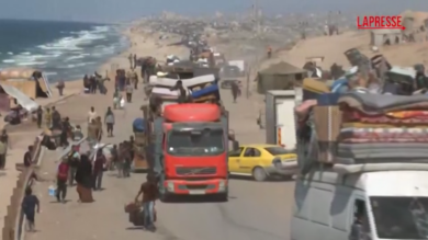 Gaza, prosegue la fuga di migliaia di palestinesi: le immagini dalla Striscia