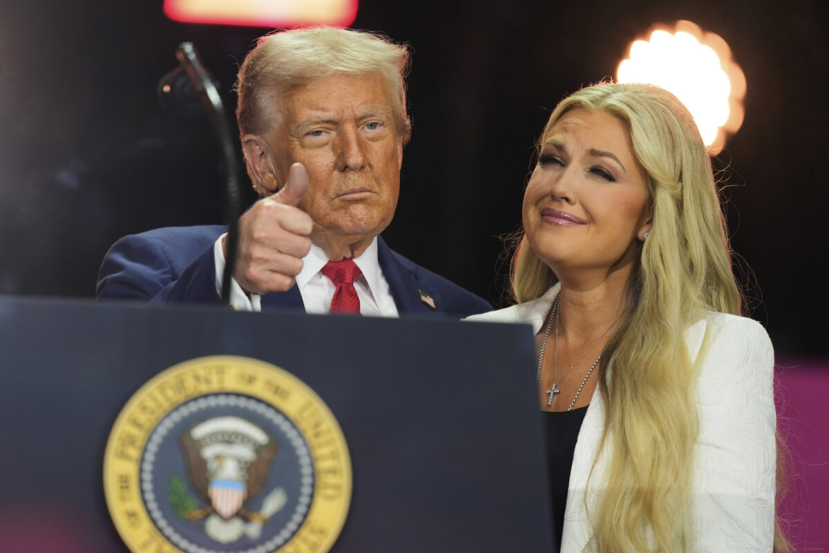 Galleria foto 'Funerali di Charlie Kirk, Trump: “È martire per la libertà”. La moglie: “Perdono l’assassino”' - foto 2