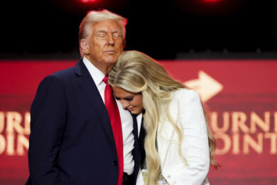Funerali di Charlie Kirk, Trump: “È martire per la libertà”. La moglie: “Perdono l’assassino”