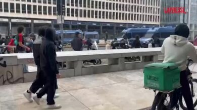 Sciopero Gaza, tensioni a Milano: sassaiola contro la polizia