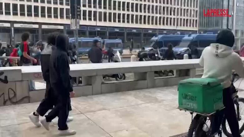 Sciopero Gaza, tensioni a Milano: sassaiola contro la polizia