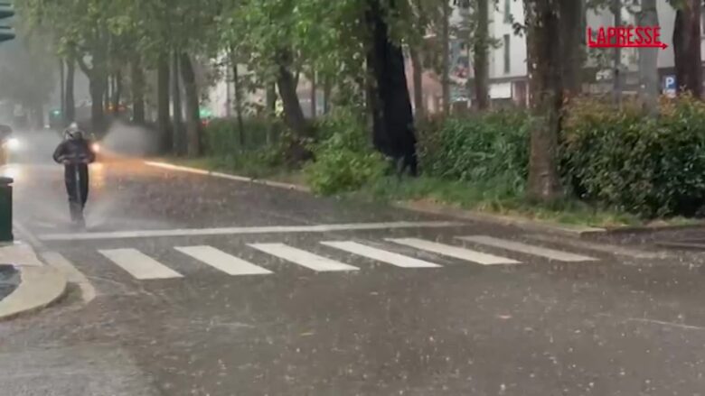 Milano, nubifragio e strade allagate