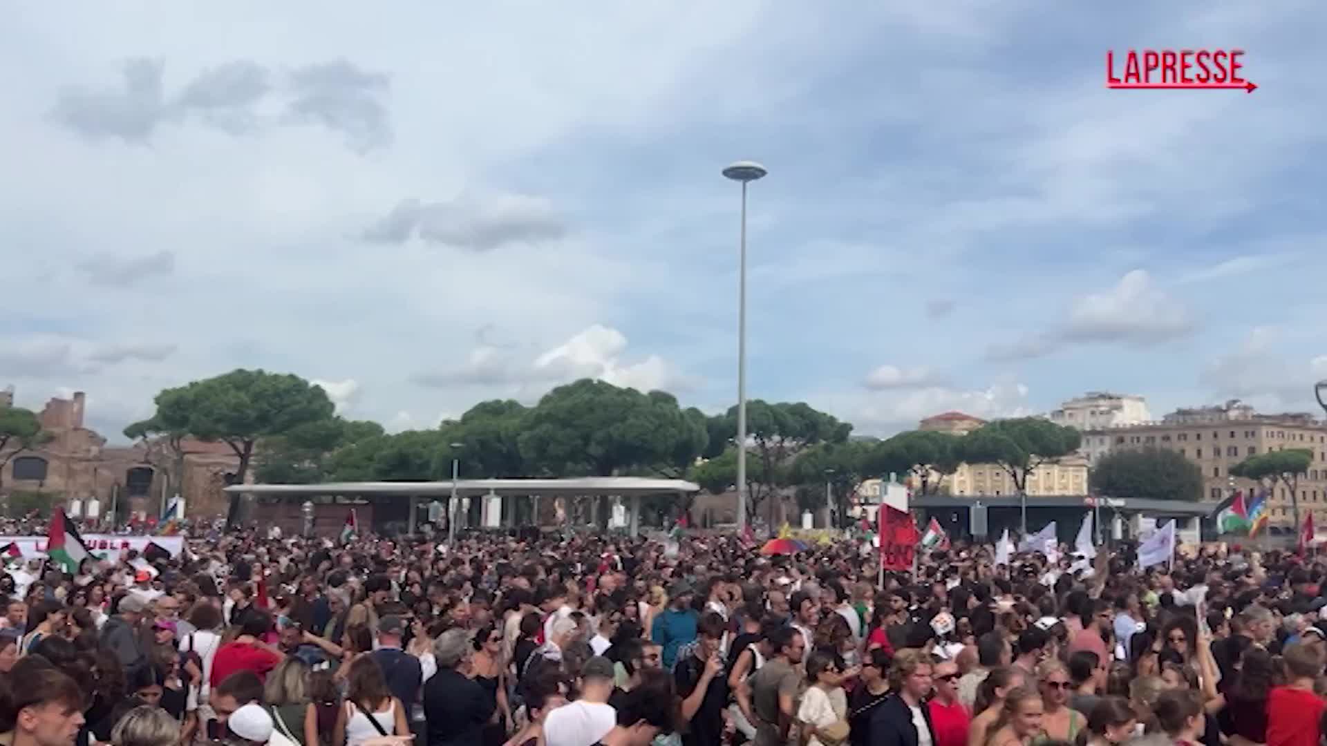 sciopero per gaza migliaia bloccano la stazione termini a roma