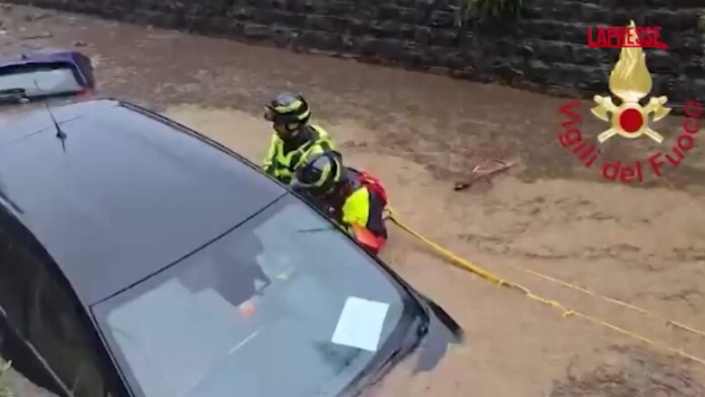 Maltempo a Como, il sottopasso allagato e l’intervento dei vigili del fuoco